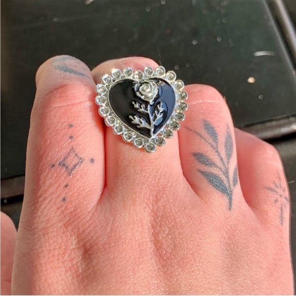 Vintage Styled Heart Shaped Rose Black Grunge Punk Statememt Floral Ring Size 9 - Picture 7 of 10